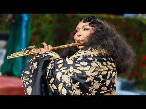 Met Gala 2022: Lizzo Plays Her Flute on the Carpet!