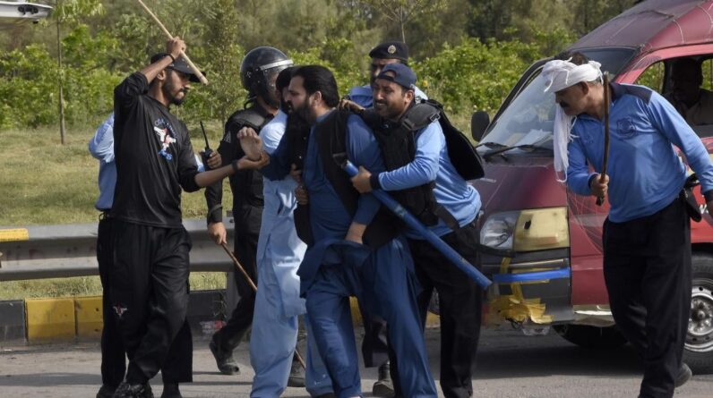202305asia pakistan police detain protestors