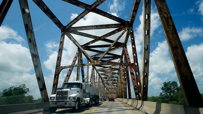 The Jimmie Davis Bridge connects Bossier City and Shreveport in the southern part of the cities.
