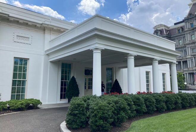 The White House entrance where the Secret Service found a suspicious substance later identified as cocaine.